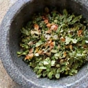 Plante medicinale în mortar cu pistil